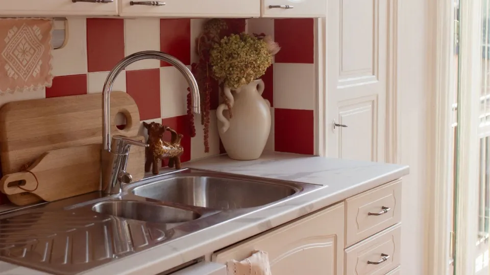 Keittiön välitilan laattojen maalaus